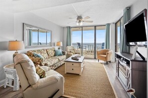 Smart TV, caminetto, libri