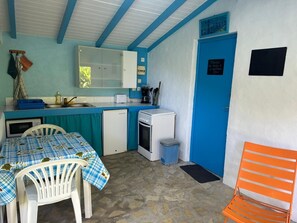 Fridge, microwave, oven, stovetop - Gîte Gwadareves 2/4 people – Sainte-Anne, Guadeloupe (Sainte Anne)