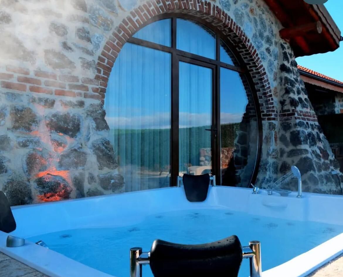 Jetted bathtub