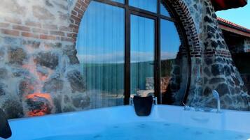 Jetted bathtub