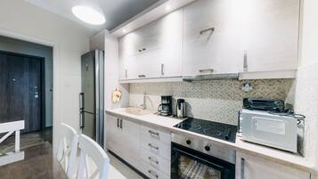 Refrigerador, microondas, horno, placa de cocina