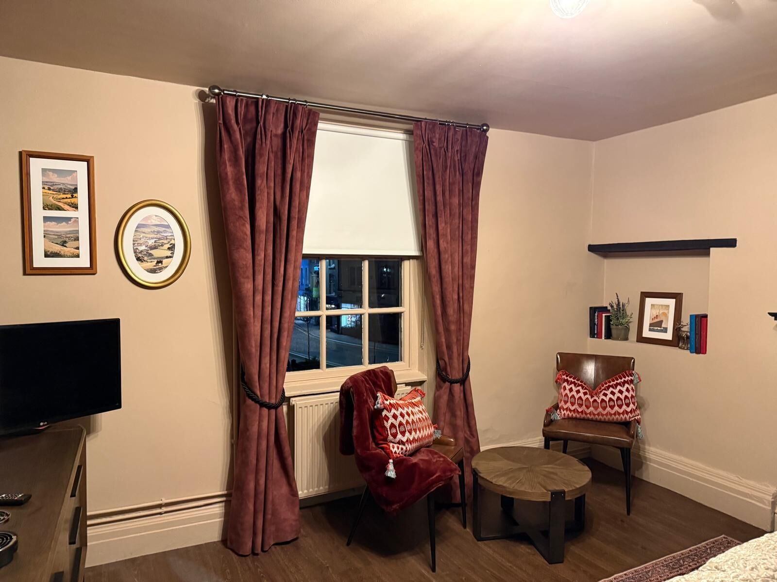 deluxe double room, courtyard view | bathroom | shower, free toiletries, hair dryer, towels