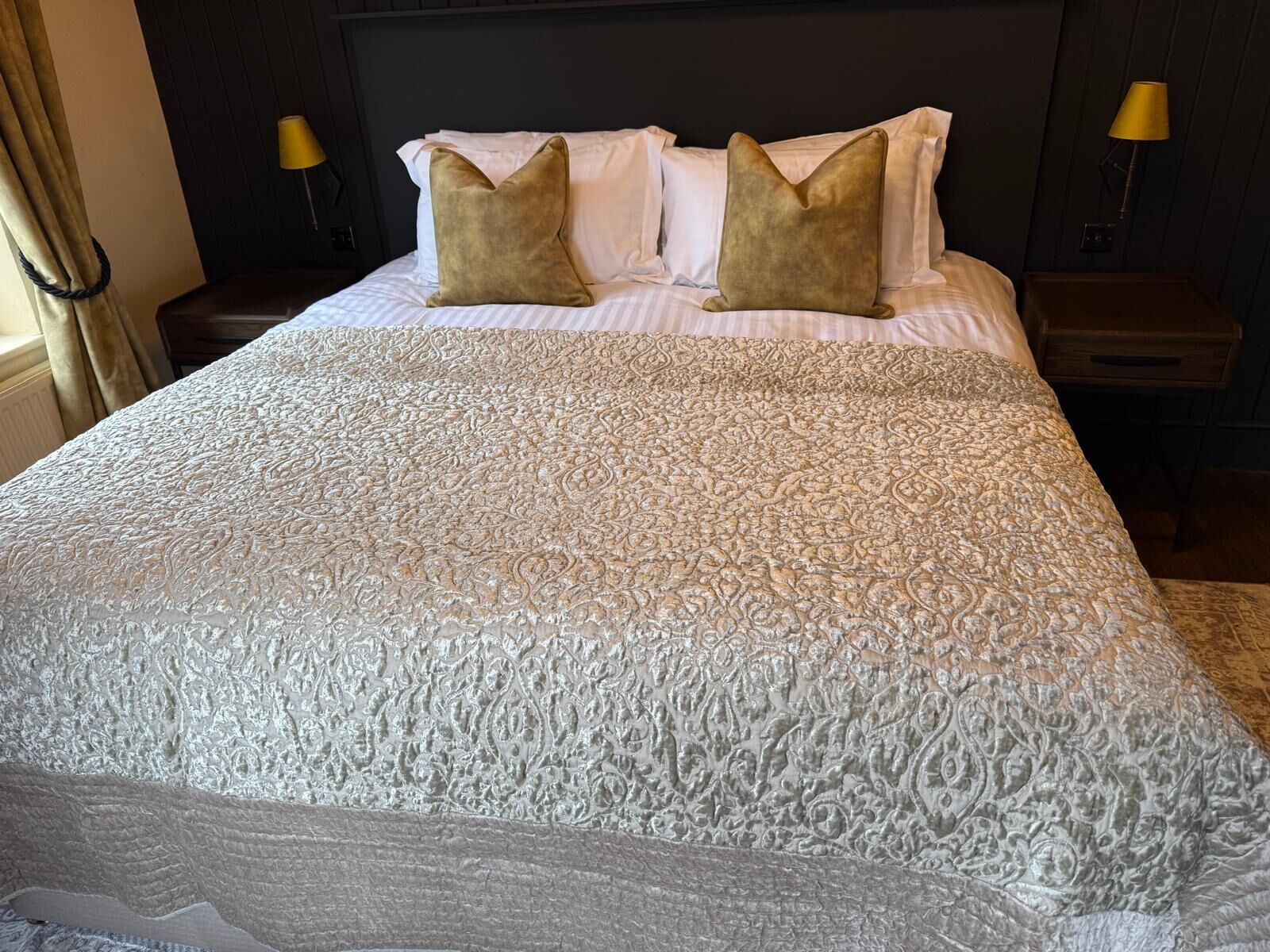 deluxe double room, courtyard view | desk, iron/ironing board, wifi