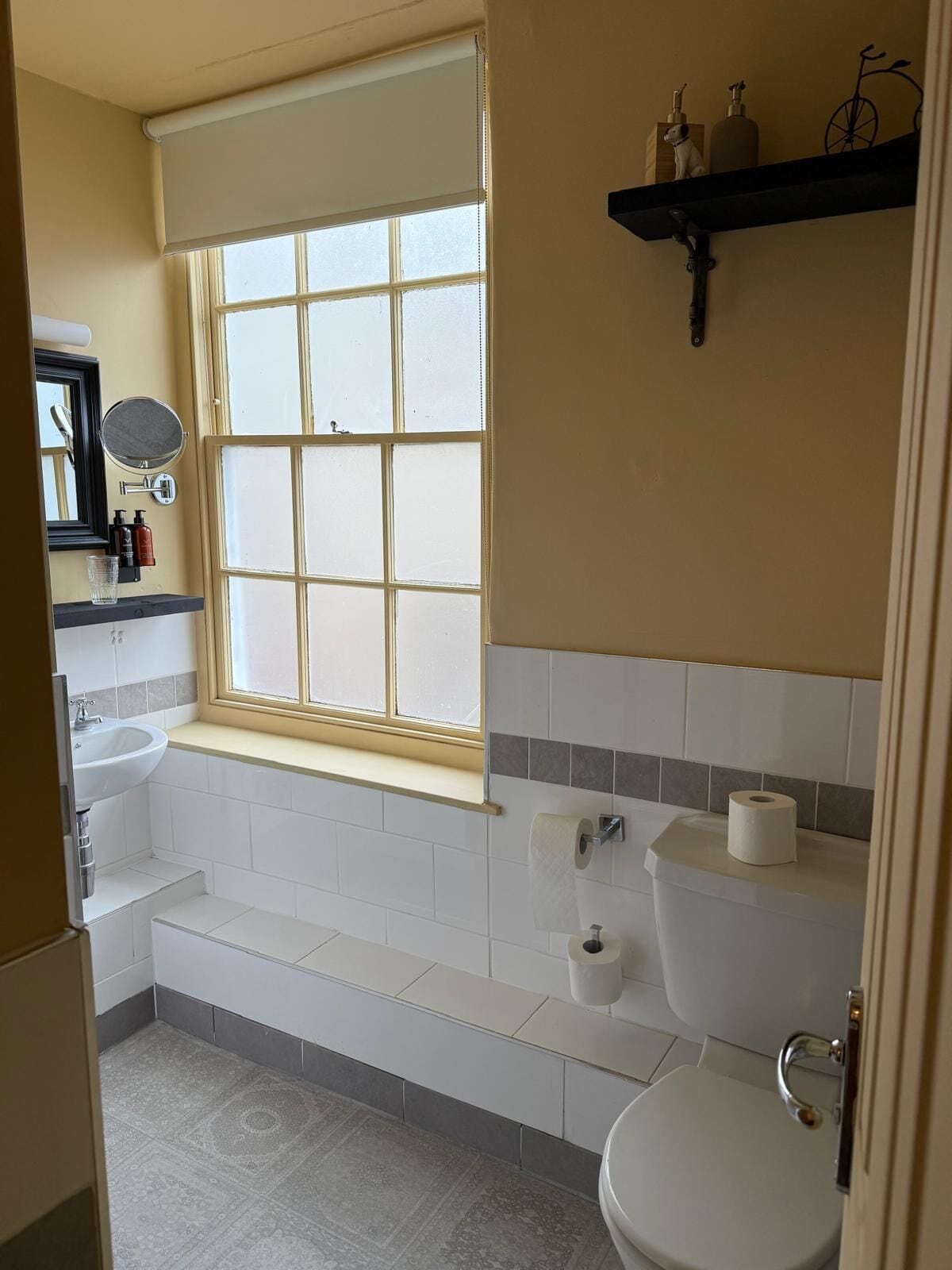 deluxe double room, courtyard view | bathroom | shower, free toiletries, hair dryer, towels