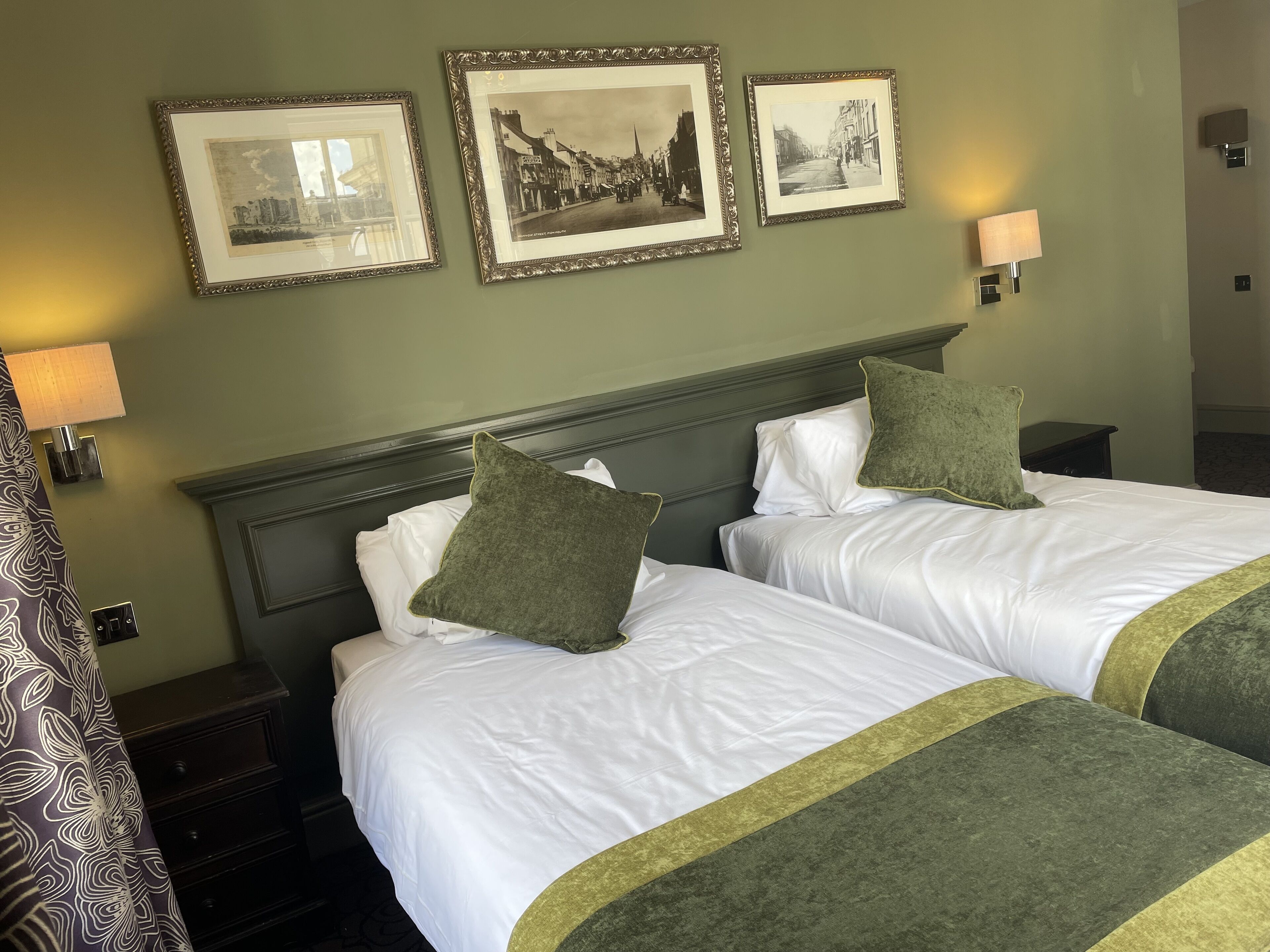 classic twin room | desk, iron/ironing board, wifi