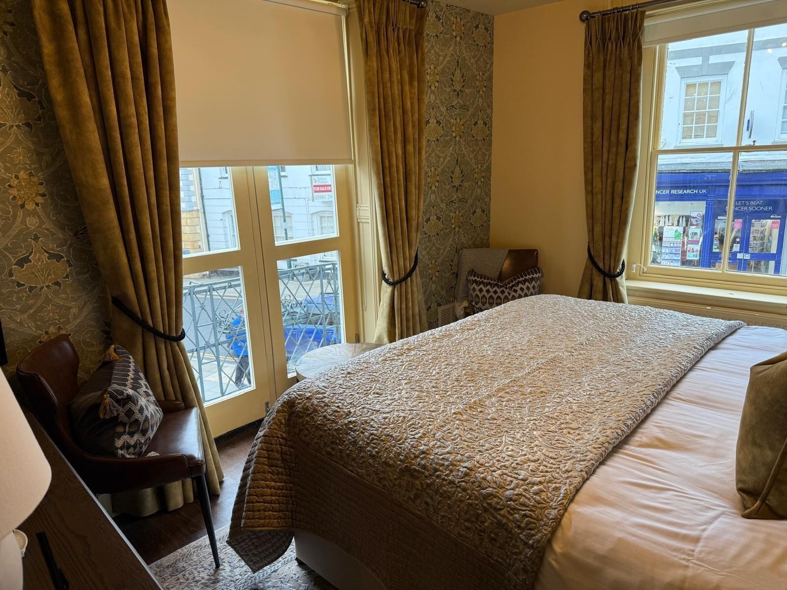 deluxe double room, courtyard view | desk, iron/ironing board, wifi
