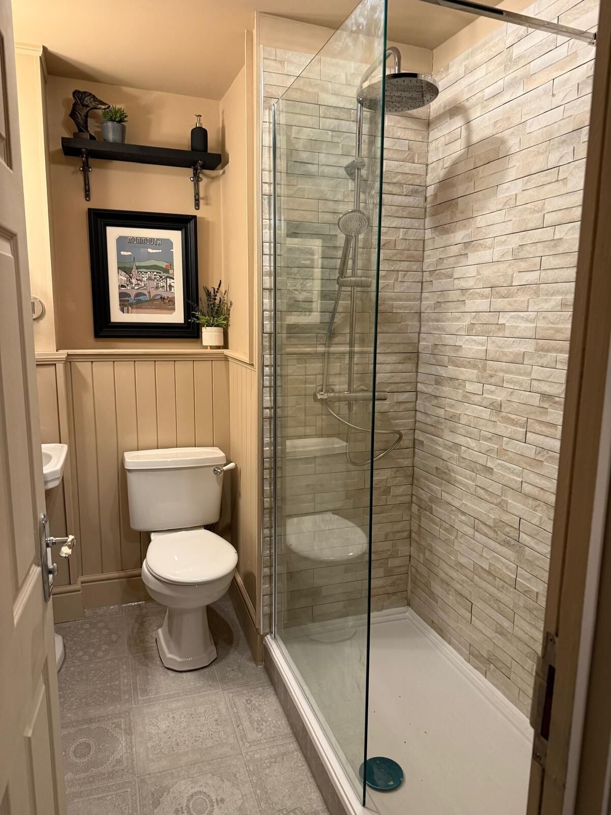 deluxe double room, courtyard view | bathroom | shower, free toiletries, hair dryer, towels