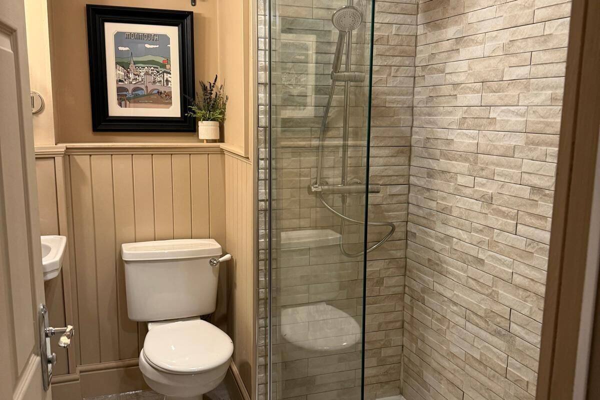 deluxe double room, courtyard view | bathroom | shower, free toiletries, hair dryer, towels