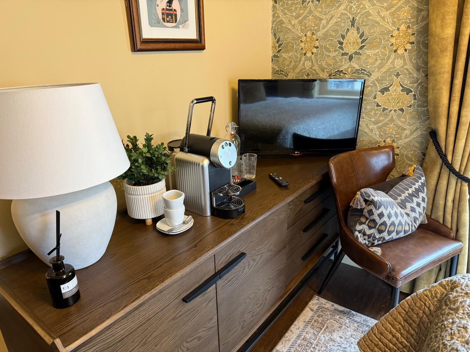 deluxe double room, courtyard view | bathroom | shower, free toiletries, hair dryer, towels