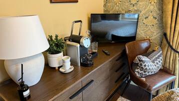 Deluxe Double Room, Courtyard View | Bathroom | Free toiletries, hair dryer, towels