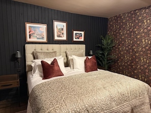 Deluxe Double Room, Courtyard View | Free WiFi, bed sheets - Punch House (Monmouth)