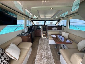 Télévision, table de tennis de table, chaîne hi-fi