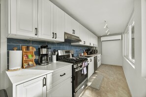 Fridge, microwave, oven, stovetop - Palm Villa- Rooftop, Pool and Direct Beach Access (Río Grande)