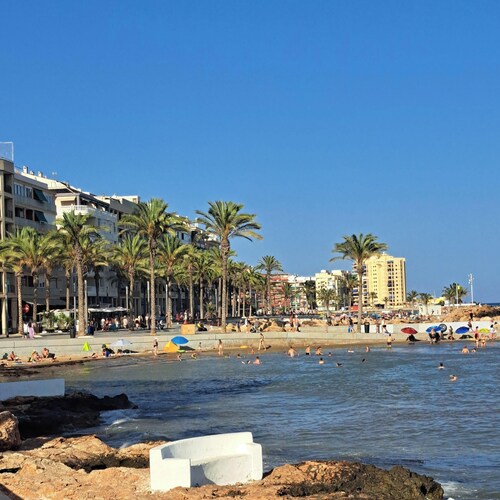 Beautiful Apartment 5 mins from the beach