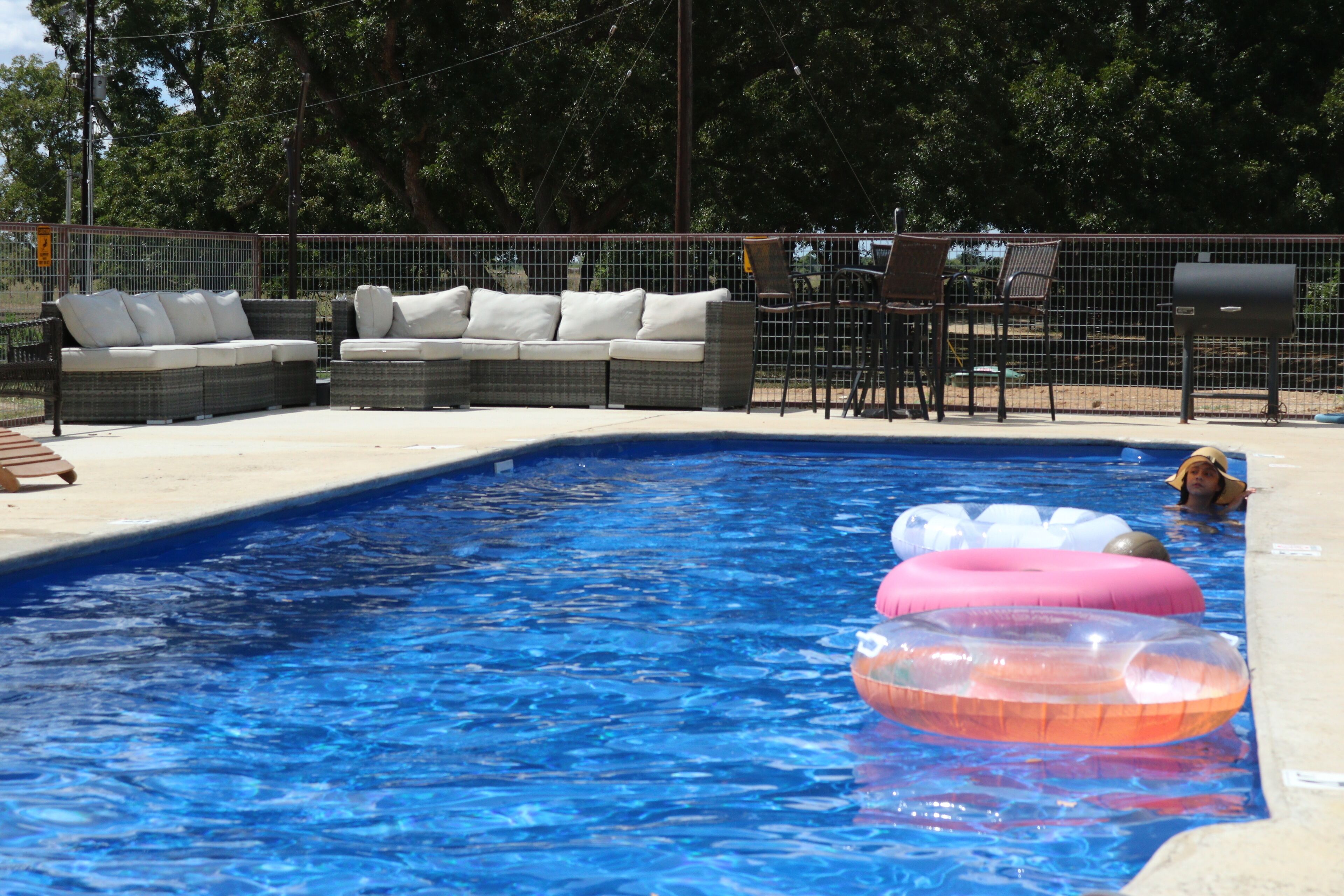 2 kolam renang terbuka 