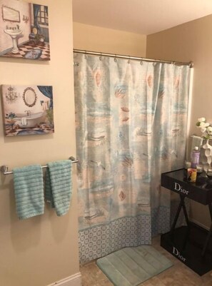 Badewanne, Haartrockner, Seife, Shampoo