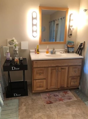 Baignoire, séchoir à cheveux, savon, shampooing