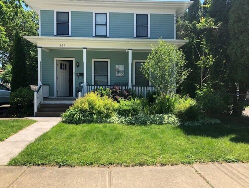 2 min walk to downtown & restaurants!