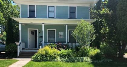 2 min walk to downtown & restaurants!