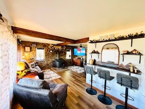 Smart TV - Appalachian Mountain Inn Ski Retreat near Ohiopyle (Mill Run)