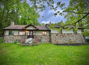 Exterior - Appalachian Mountain Inn Ski Retreat near Ohiopyle (Mill Run)