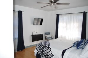 3 habitaciones, escritorio y tabla de planchar con plancha