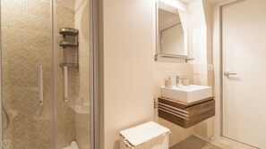 Een douche, een haardroger, een bidet, handdoeken