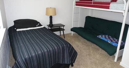 Cozy Private Home / High Speed Wifi