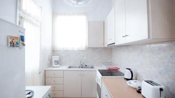 Refrigerador con freezer, horno, cafetera/tetera, tetera/pava eléctrica
