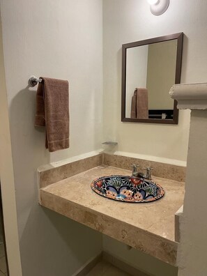 Shower, towels, soap, toilet paper - Confortable Hotel in Cancun Downtown (Cancún)
