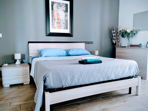 3 bedrooms, desk, iron/ironing board, travel crib