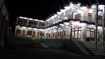 Fachada de la propiedad por la tarde o noche