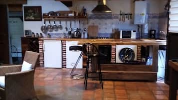 Microondas, horno, cafetera o tetera y utensilios de cocina