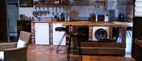 Micro-ondes, four, cafetiĂšre/bouilloire