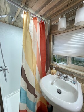 Shower, hair dryer, towels - Cozy Tiny Home Oasis close to Downtown Atlanta (Atlanta)