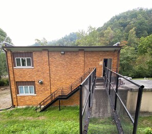 Property grounds - Outlaw Lodge (McCoy Floor 2nd)ATV,SXS, MX Offroad lodging (Iaeger)