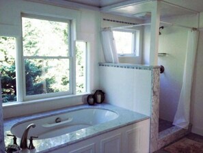 Combined shower/tub - Cape Cod Large Family House Association  Beach (Pocasset)