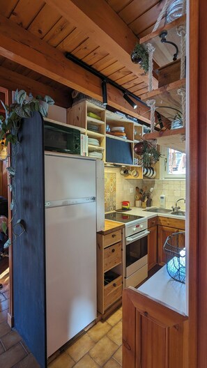 Fridge, microwave, oven, stovetop - Authentic chalet in the heart of Serre Chevalier, 300m from the slopes (Saint-Chaffrey)