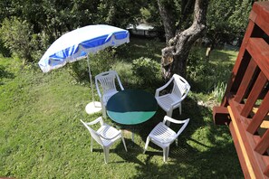 Outdoor dining - Authentic chalet in the heart of Serre Chevalier, 300m from the slopes (Saint-Chaffrey)