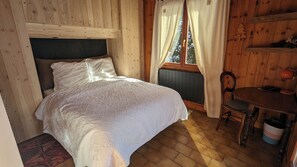 2 bedrooms, travel cot, bed sheets