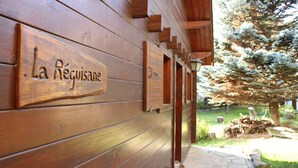 A wooden exterior wall with a sign reading "La Régisane." - Authentic chalet in the heart of Serre Chevalier, 300m from the slopes (Saint-Chaffrey)