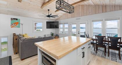 Sunset Getaway ~ Sleeps 8 with Private Beach and Hot Tub