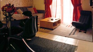 Căn hộ, 1 giường cỡ queen và sofa giường | Phòng khách | TV 30-inch có truyền hình cáp 