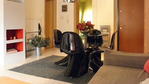 Căn hộ, 1 giường cỡ queen và sofa giường | Khu phòng khách | TV 30-inch có truyền hình cáp 