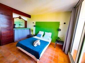 1 quarto, cofres nos quartos, ferros/tábuas de passar roupa
