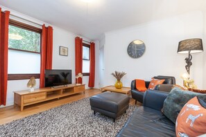 Living area - Vibrant & Bright City Centre Apartment! (Oxford)