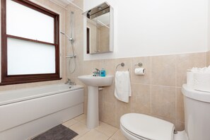 Bathtub, bidet - Vibrant & Bright City Centre Apartment! (Oxford)
