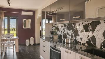 Frigorifero, forno, piano cottura, lavastoviglie