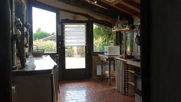 Mikrobølgeovn, ovn, oppvaskmaskin og kaffetrakter/tekoker