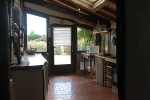 Microwave, oven, dishwasher, coffee/tea maker